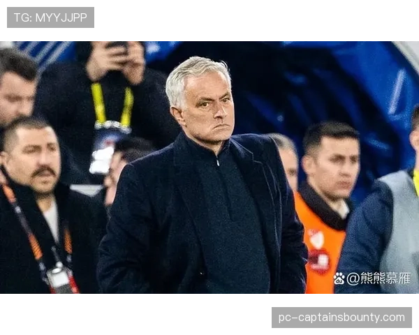 穆里尼奥现身那不勒斯主场，引发其可能执教的猜测